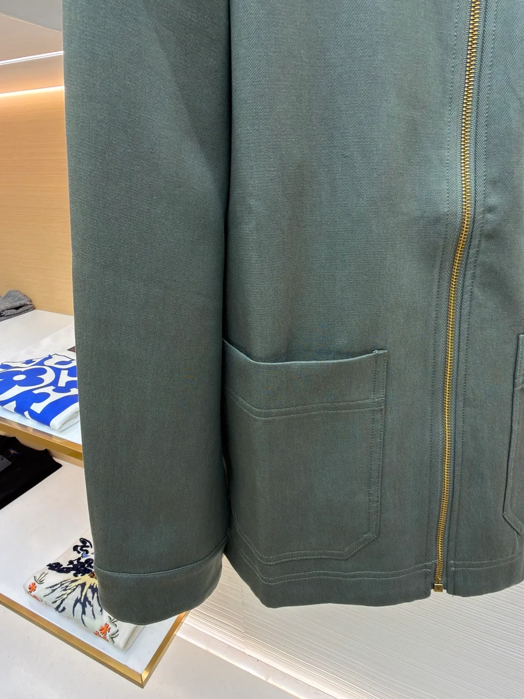 LOUIS VUITTON checkerboard pocket zipper jacket ●Original version: Purchased and developed by 23403 ●Item number: 1682124-B50 ●Fabric: linen fabric ●Technology: hot-pressed lamination ●Color: green ●Version: fitted version ●Weight: about 825 grams ●Size: S-M-L-XL ●Description: This Louis Vuitton black lapel zipper jacket shows the brand's exquisite craftsmanship. The body is made of high-density twill fabric. It has been pre-shrunk and shaped and ironed to give the fabric a crisp silhouette and wrinkle resistance, smooth touch and excellent wear resistance. The placket is equipped with a customized metal zipper. The zipper teeth are precision polished and gold-plated, making it smooth and durable. The zipper head is engraved with the brand's classic logo, and the details highlight the texture. The body pockets are made with welt bag technology, and the edges of the pockets are reinforced with double-needle stitching, which not only ensures practicality but also makes the fit neater. The chest patch pockets are spliced ​​with fabrics of different textures, and the hot-pressing lamination process makes the splices smooth and free of glue marks. The lapel part has been three-dimensionally cut and hand-drawn to fit the neck line and is not easily deformed. Every stitch follows strict stitch length standards, perfectly combining simple design with exquisite craftsmanship. The overall wiring is straight and delicate, the fabric is comfortable and soft, and the color is consistent without color difference. It can be matched with the same style to create a fashionable look and control various occasions. Customized accessories, complete with three standards, same style for men and women!